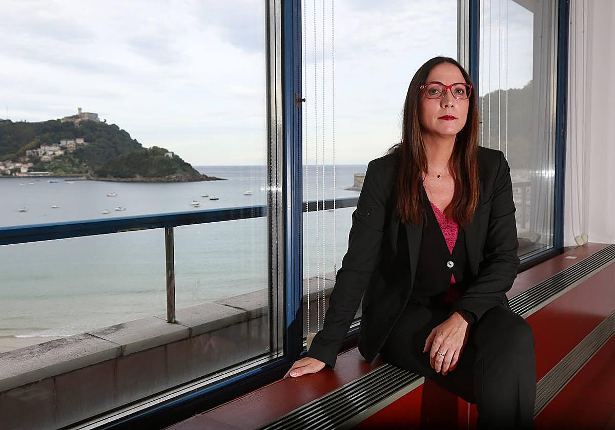 Begoña Pedrosa, nueva consejera de Educación, con la bahía de La Concha de fondo.