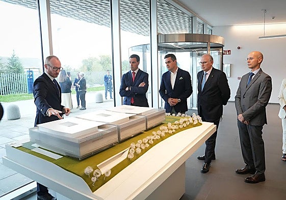 El lehendakari, el consejero Jauregi, García Cogorro, presidente del Viralgen, y el CEO, Jimmy Vanhove, durante la visita a la biotecnológica.
