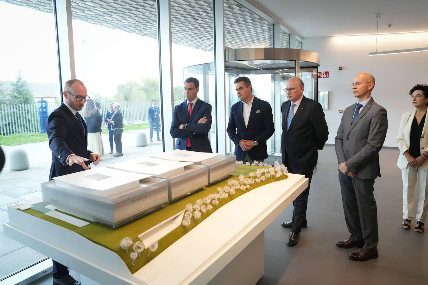 El lehendakari, el consejero Jauregi, García Cogorro, presidente del Viralgen, y el CEO, Jimmy Vanhove, durante la visita a la biotecnológica.