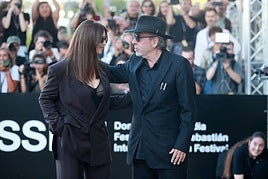 Monica Bellucci y la sorpresa, su pareja Tim Burton, a su llegada este miércoles a Donostia.