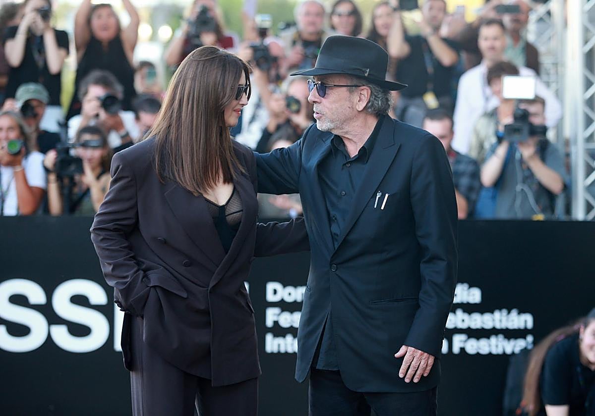 Monica Bellucci y la sorpresa, su pareja Tim Burton, a su llegada este miércoles a Donostia.