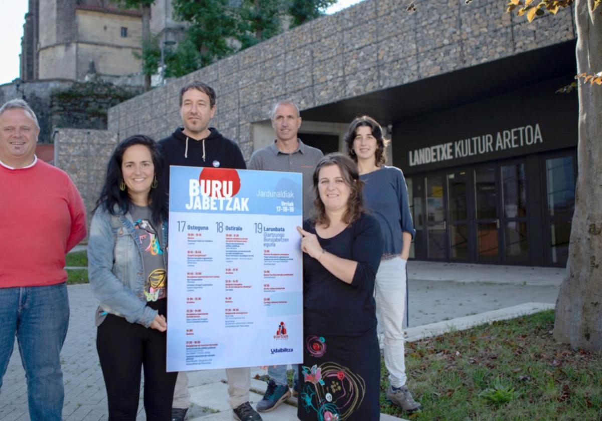 Los responsables de Udalbiltza, corporativos y miembros de Oiartzun Burujabe, durante la presentación celebrada ayer.