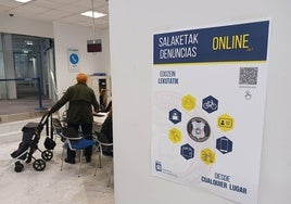 Una cartel en la oficina de Udalinfo en Morlans anuncia el nuevo canal para denunciar online desde la web del Ayuntamiento.