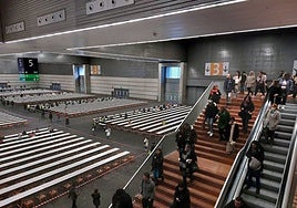 Aspirantes acceden a una OPE de Osakidetza en el BEC de Barakaldo.