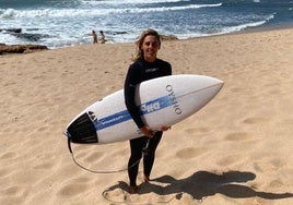 Nadia Erostarbe posa en la playa de Ericeira, en Portugal.