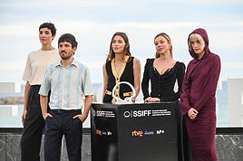 El equipo de 'El llanto' posa en el exterior del Kursaal.