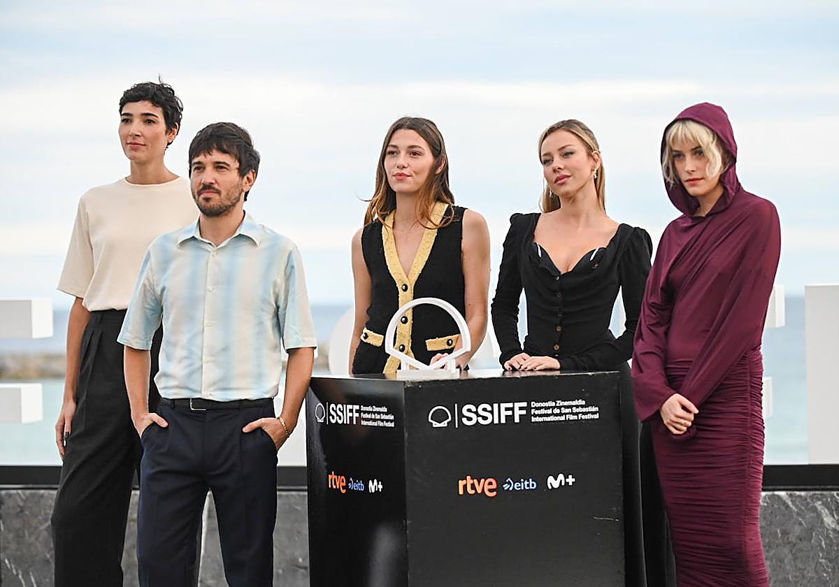 El equipo de 'El llanto' posa en el exterior del Kursaal.