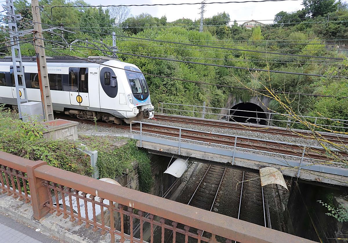 Punto en Riberas de Loiola en el que se cruzan las vías de Renfe y Euskotren y donde se construirá el intercambiador.