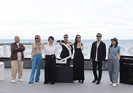 La directora junto a los actores y productores del filme esta mañana en el Kursaal.