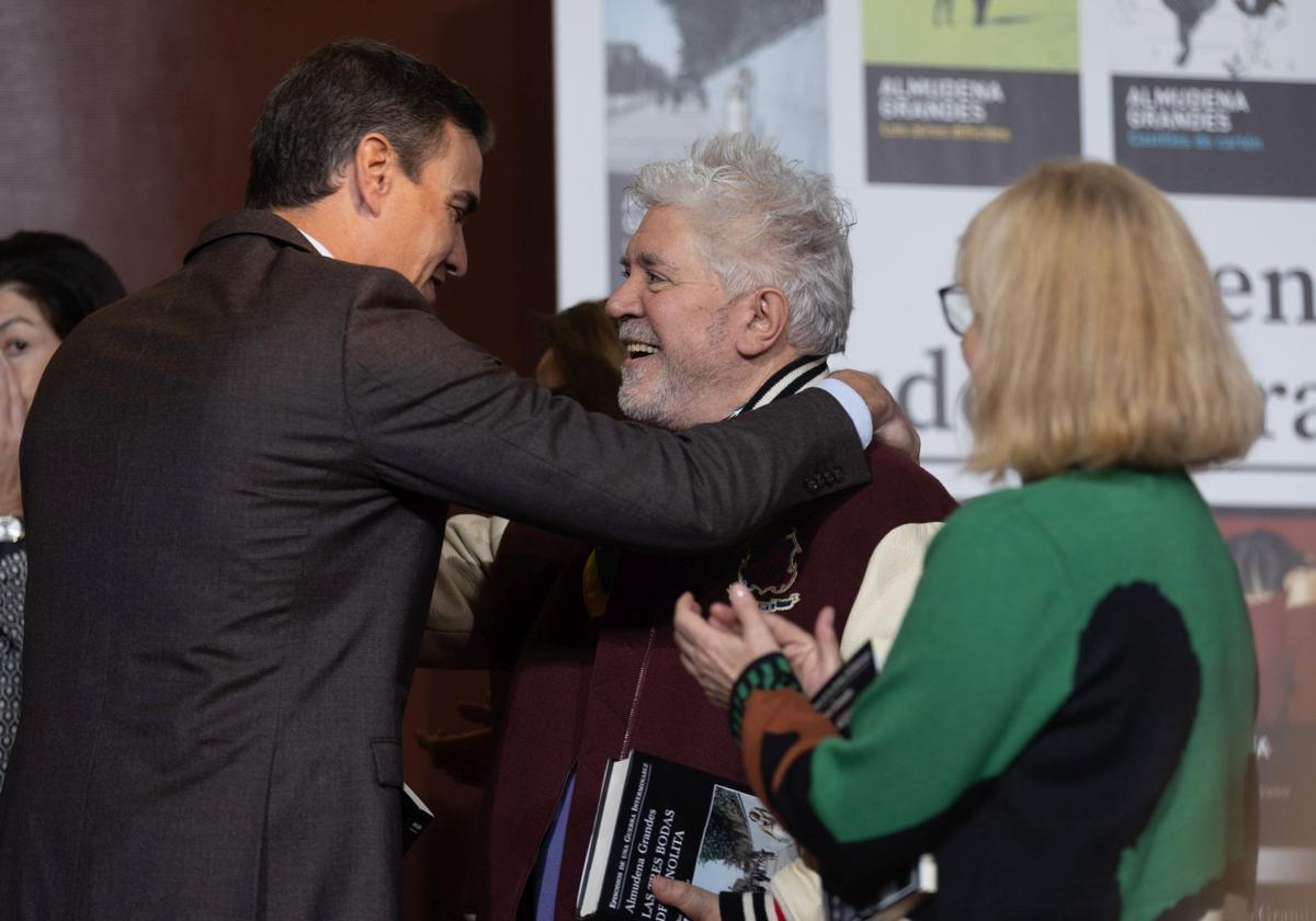 Pedro Sánchez abraza a Pedro Almodóvar en el homenaje a Almudena Grandes.