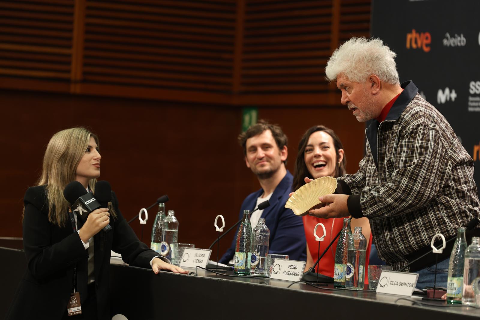 Almodóvar presenta en Donostia &#039;La habitación de al lado&#039;