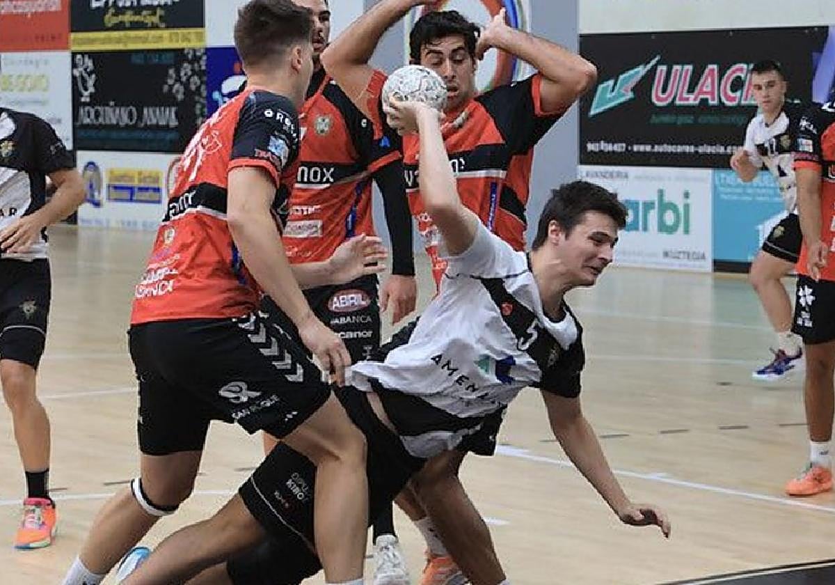 Oihan Etxeberria trata de lanzar a la portería gallega pese a la oposición de la defensa rival el domingo al mediodía en el Aritzbatalde.