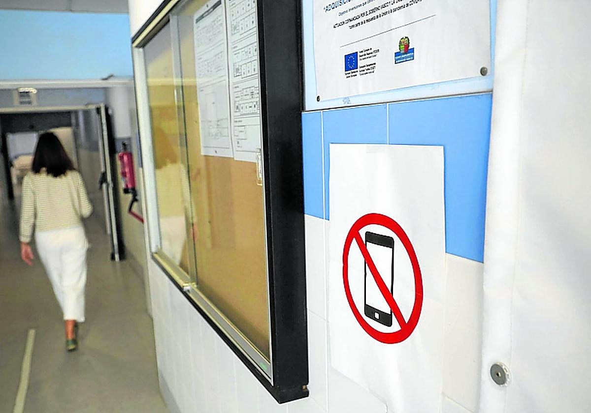 Un cartel de prohibido móviles, en un instituto de Beasain.