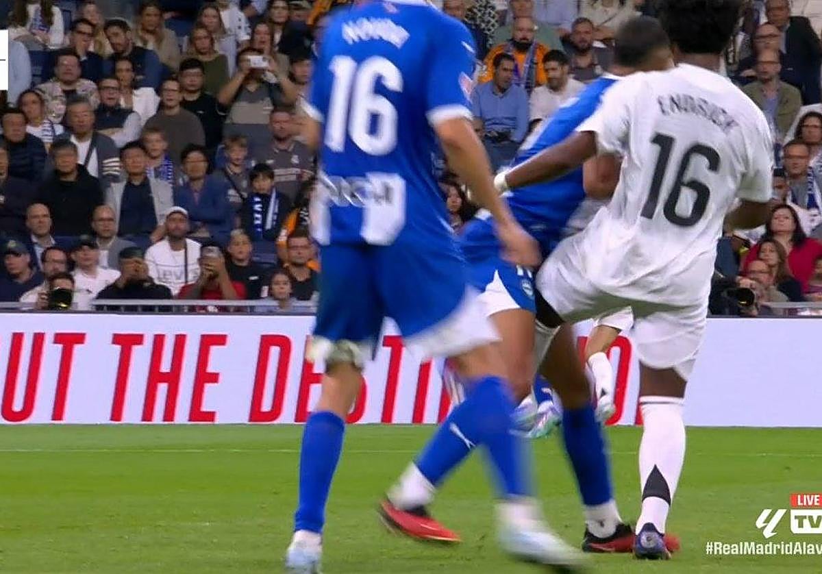 Endrick propinó este puntapié a Mouriño, tras el que sólo vio amarilla