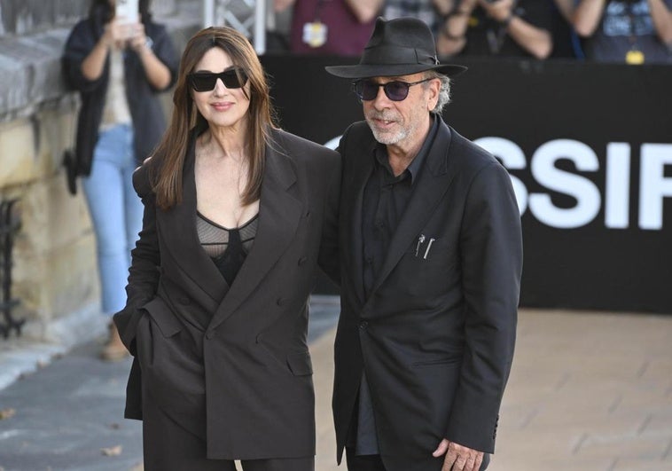 Monica Bellucci y la sorpresa, su pareja Tim Burton, a su llegada este miércoles a Donostia.