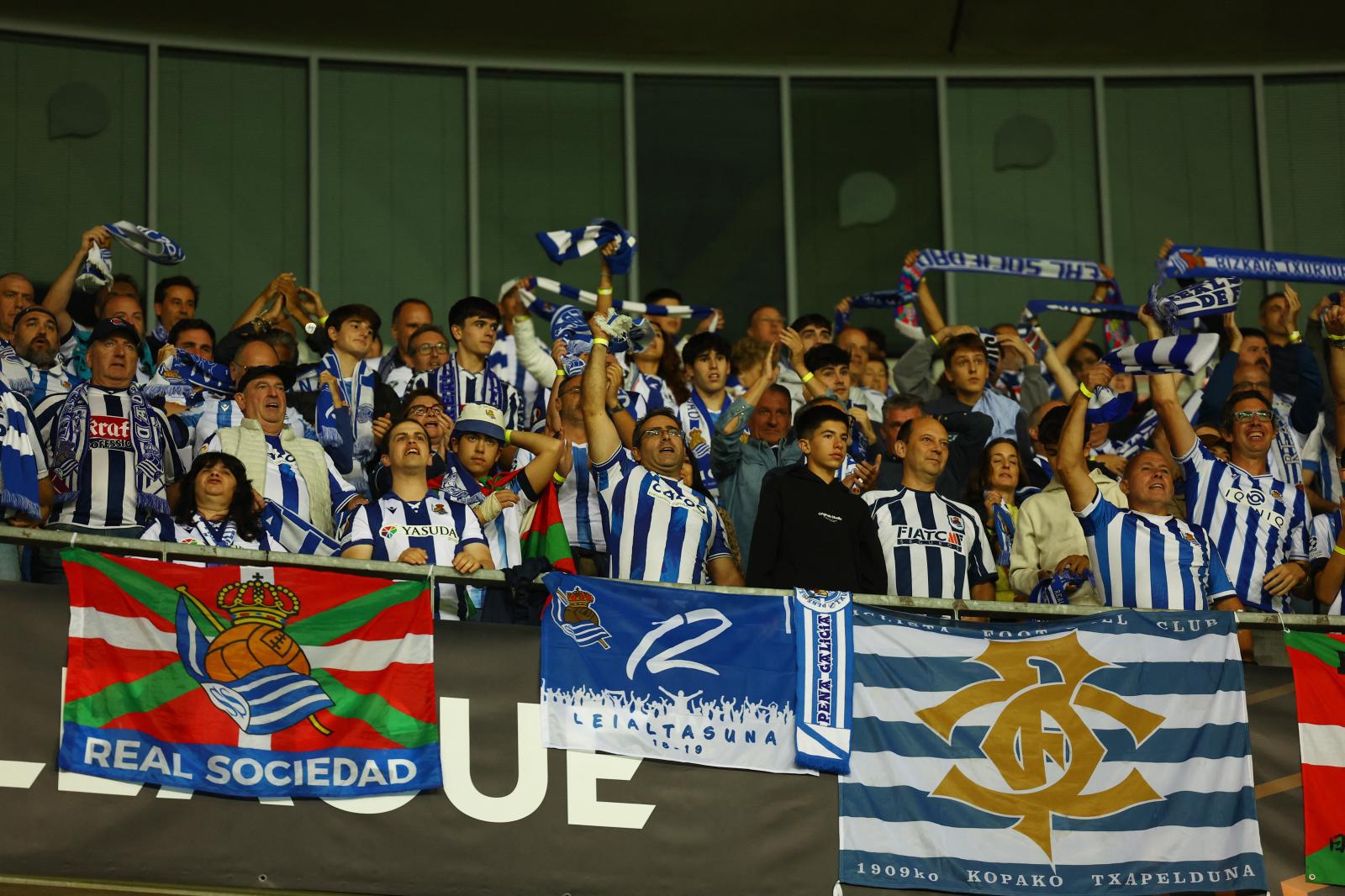 La afición de la Real animando a su equipo en el Gran Stade de Niza