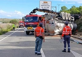 Dos agentes de la Policía Foral en el lugar del accidente.
