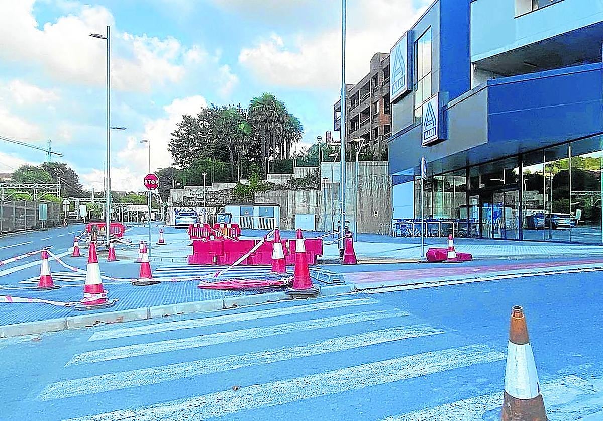 Un colectivo de vecinos del barrio de Intxaurrondo escribe a Sirimiri: «A la altura del supermercado Aldi llevan tiempo reparando las aceras y lo están haciendo sin rebajar la altura en los pasos de peatones. Por ello, como vecinos del barrio queremos denunciar esta actuación para que los responsables tomen nota».