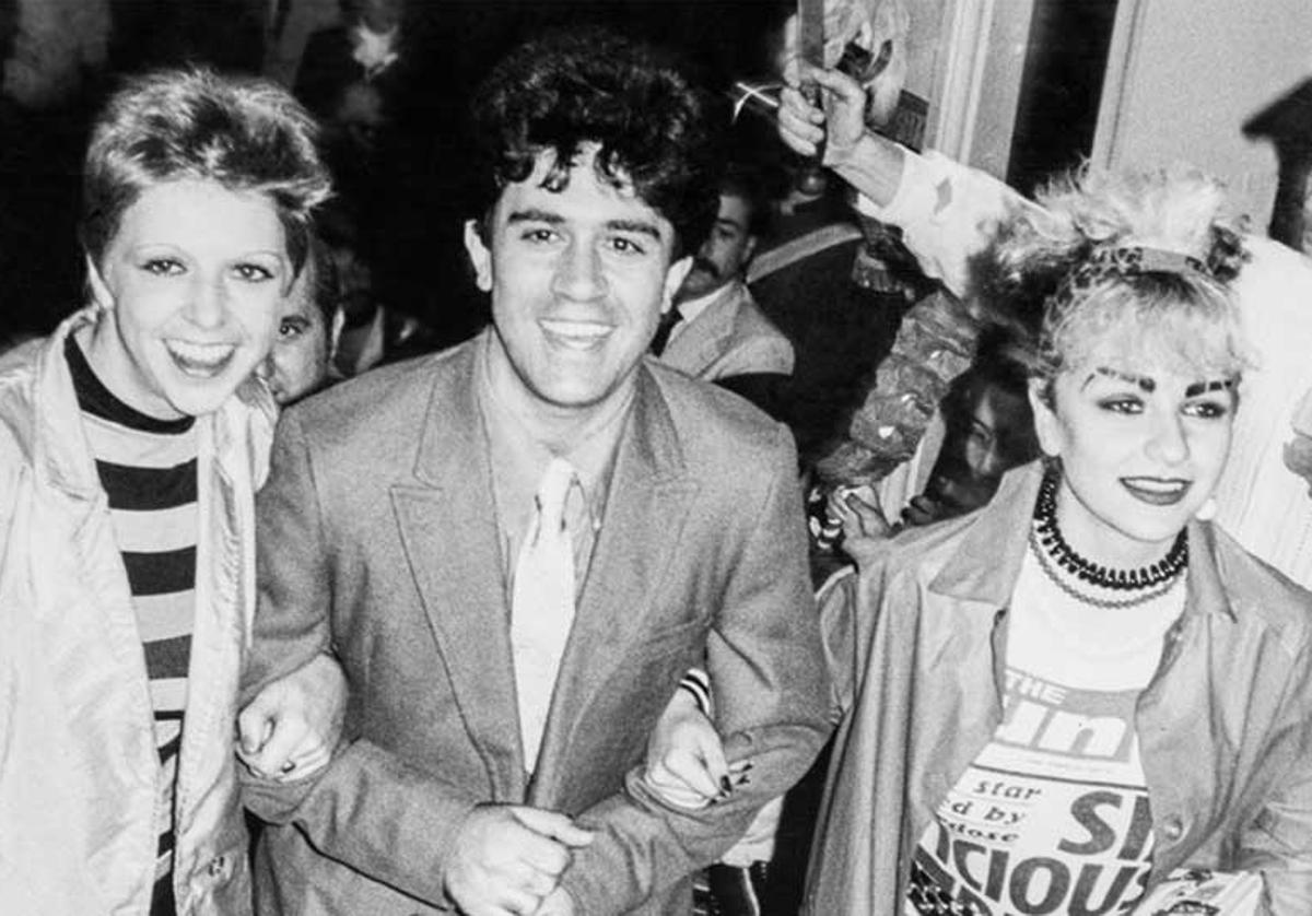 Pedro Almodóvar, Olvido Gara «Alaska» y Blanca Sánchez en 1980 subiendo las escaleras del Teatro Victoria Eugenia en el estreno de 'Pepi, Luci, Bom y otras chicas del montón'.