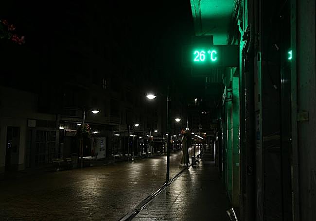 Vista de un termómetro en una calle de Eibar que ha marcado 26ºC esta madrugada.