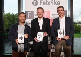 Uli Escorihuela, José Miguel Ayerza y Juan Mancisidor, con el libro en el acto de esta tarde en Fabrika.