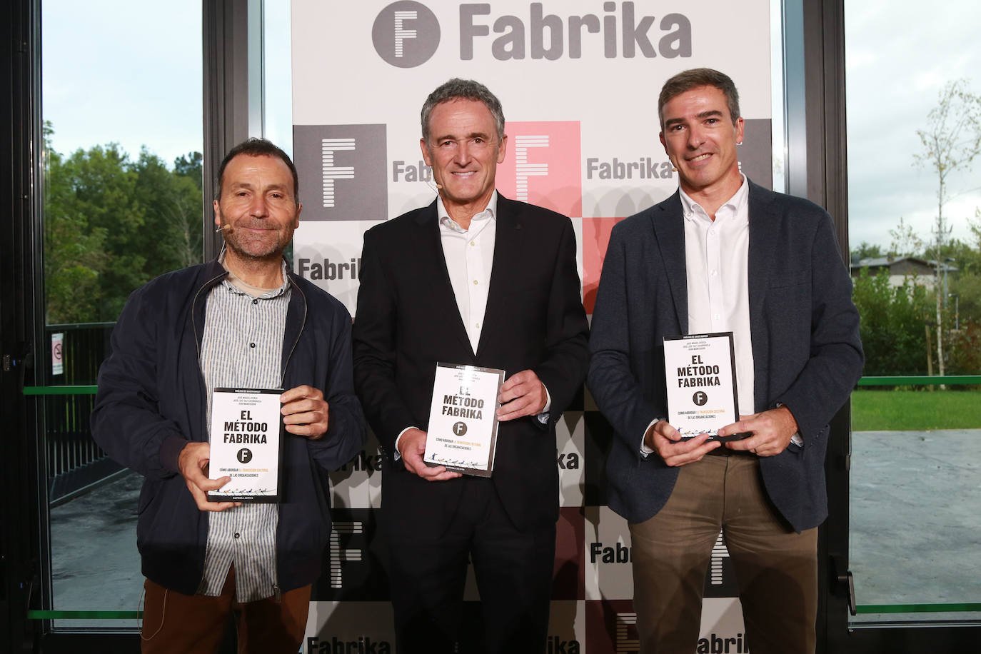 Uli Escorihuela, José Miguel Ayerza y Juan Mancisidor, con el libro en el acto de esta tarde en Fabrika.