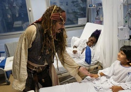 Johnny Depp, caracterizado de Jack Sparrow, saluda a los niños del Hospital Universitario de San Sebastián