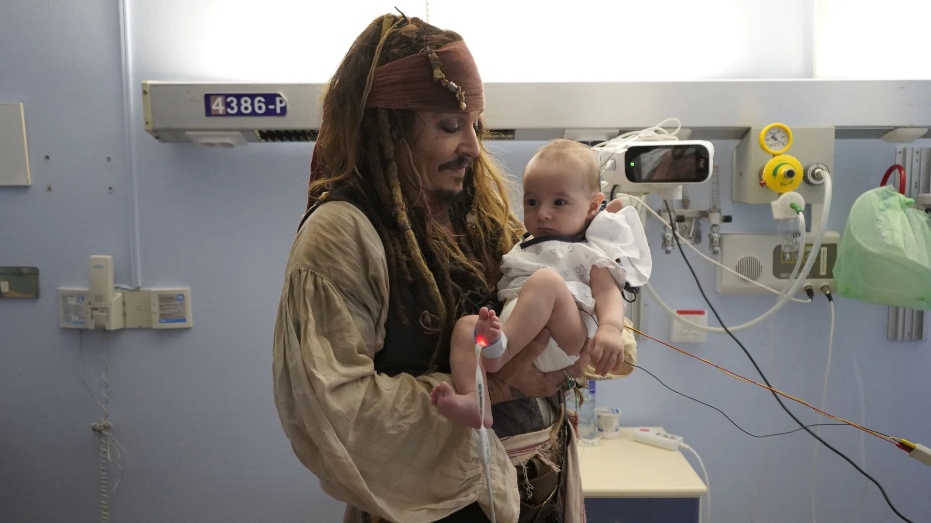 Las imágenes de Johnny Depp como Capitán Jack Sparrow en el Hospital de Donostia