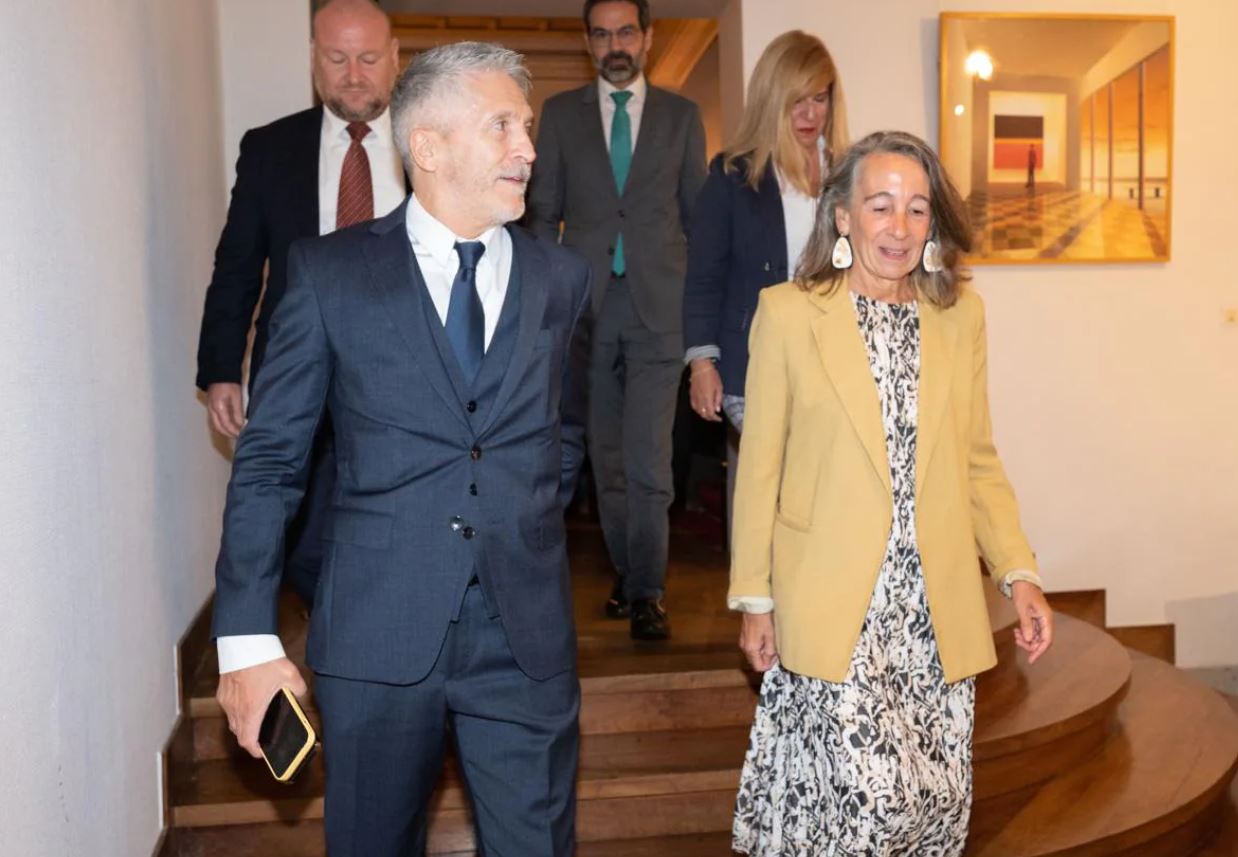 Fernando Grande-Marlaska, con la delegada del Gobierno en el País Vasco, Marisol Garmendia, este jueves en Bilbao.