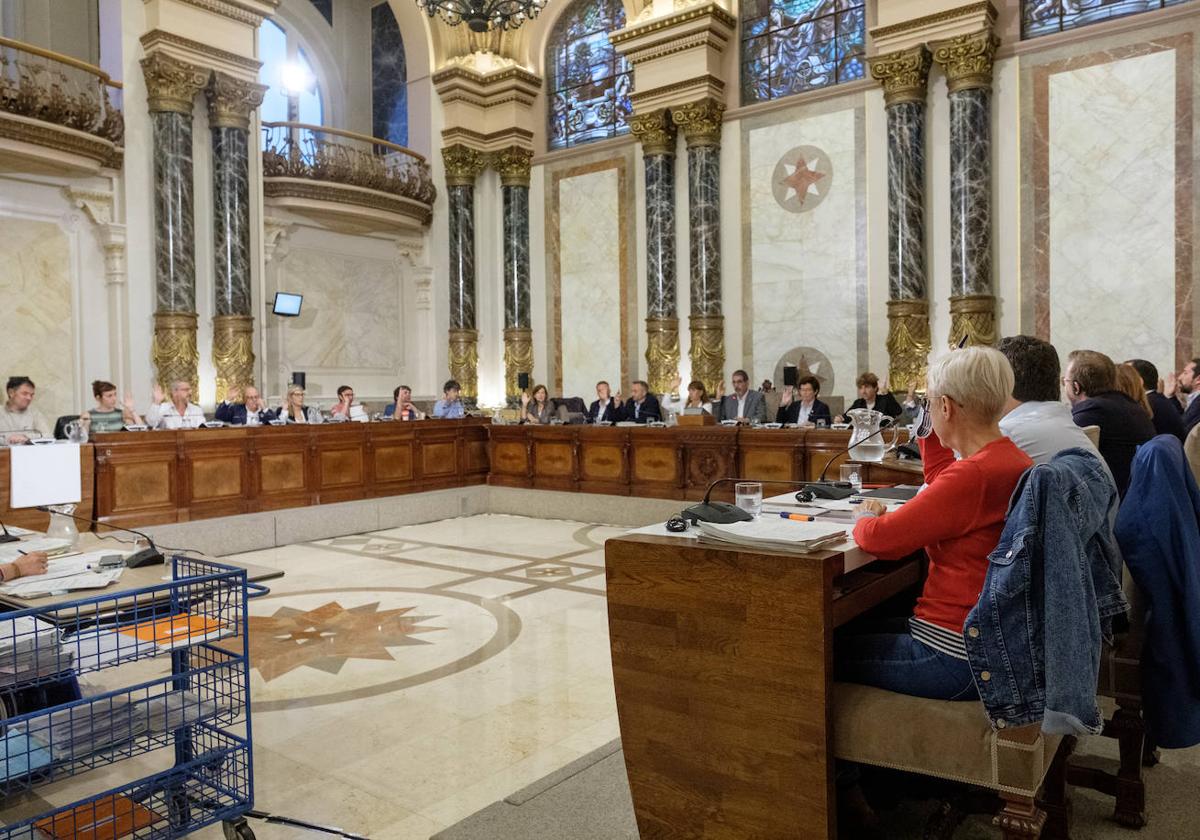 La corporación municipal vota uno de los puntos del orden del día del Pleno celebrado ayer en el Ayuntamiento.