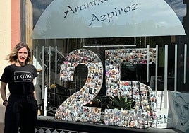 Arantxa Azpiroz ante las fotos de sus clientas que forman ese 25 gigante.