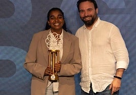 Apurva San Juan, formada en el laboratorio de Oñati, con el premio.