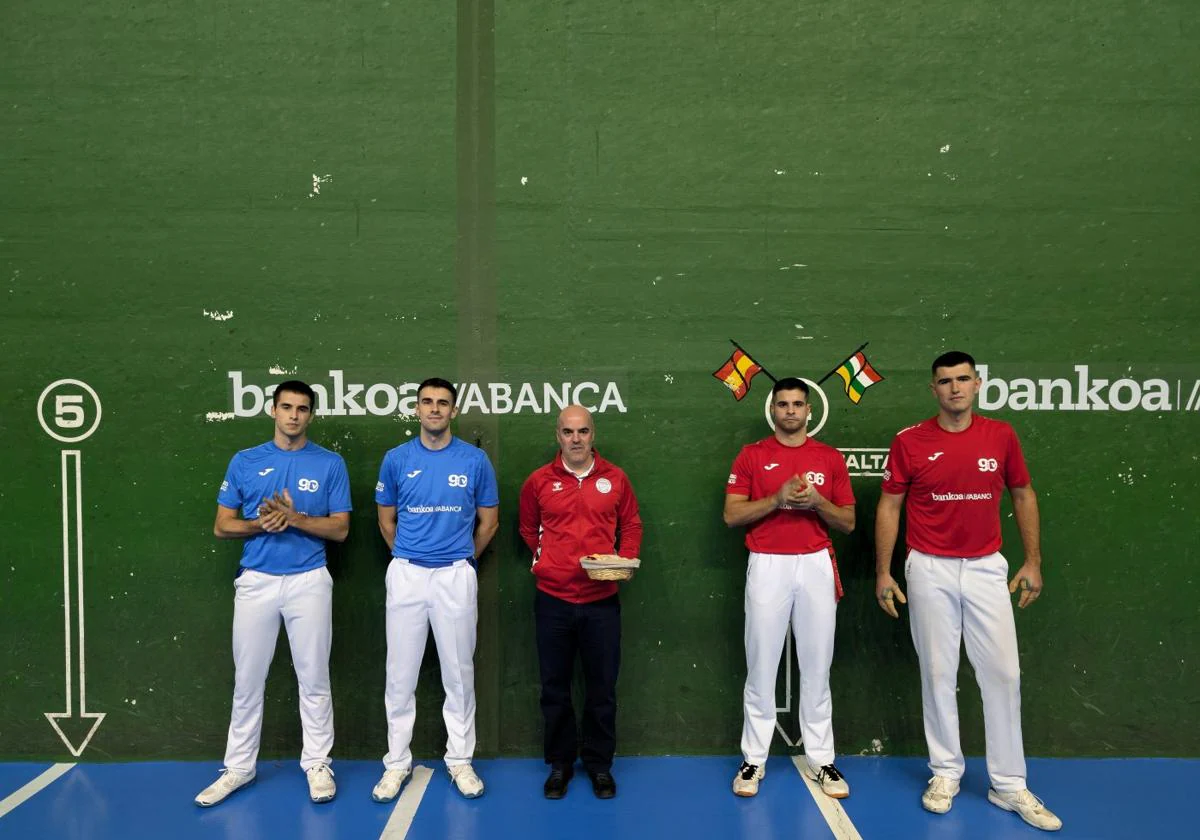 Ander Garmendia, Arribillaga, el juez Blasco, Oliden y Eñaut Lizeaga, ayer en el frontón de Fuenmayor.