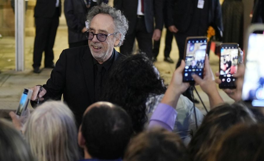 Monica Bellucci y Tim Burton, aclamados en la alfombra roja del Zinemaldia