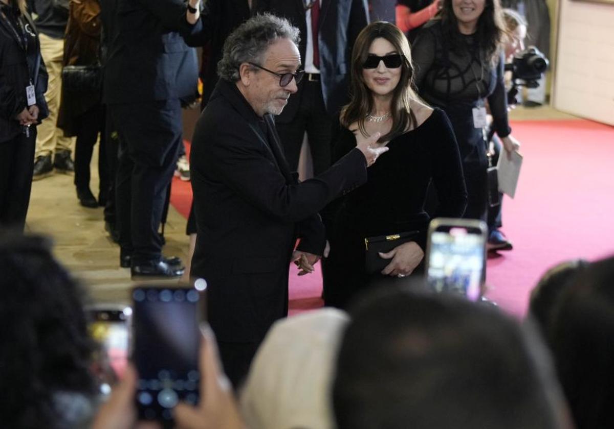 Monica Bellucci y Tim Burton, aclamados en la alfombra roja del Zinemaldia