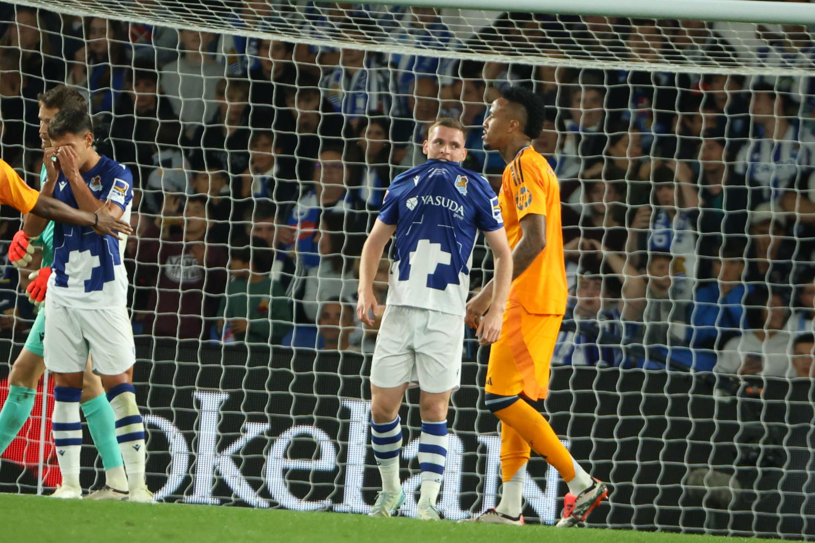 Sergio Gómez se lamenta tras el penalti que él provocó por mano contra el Real Madrid