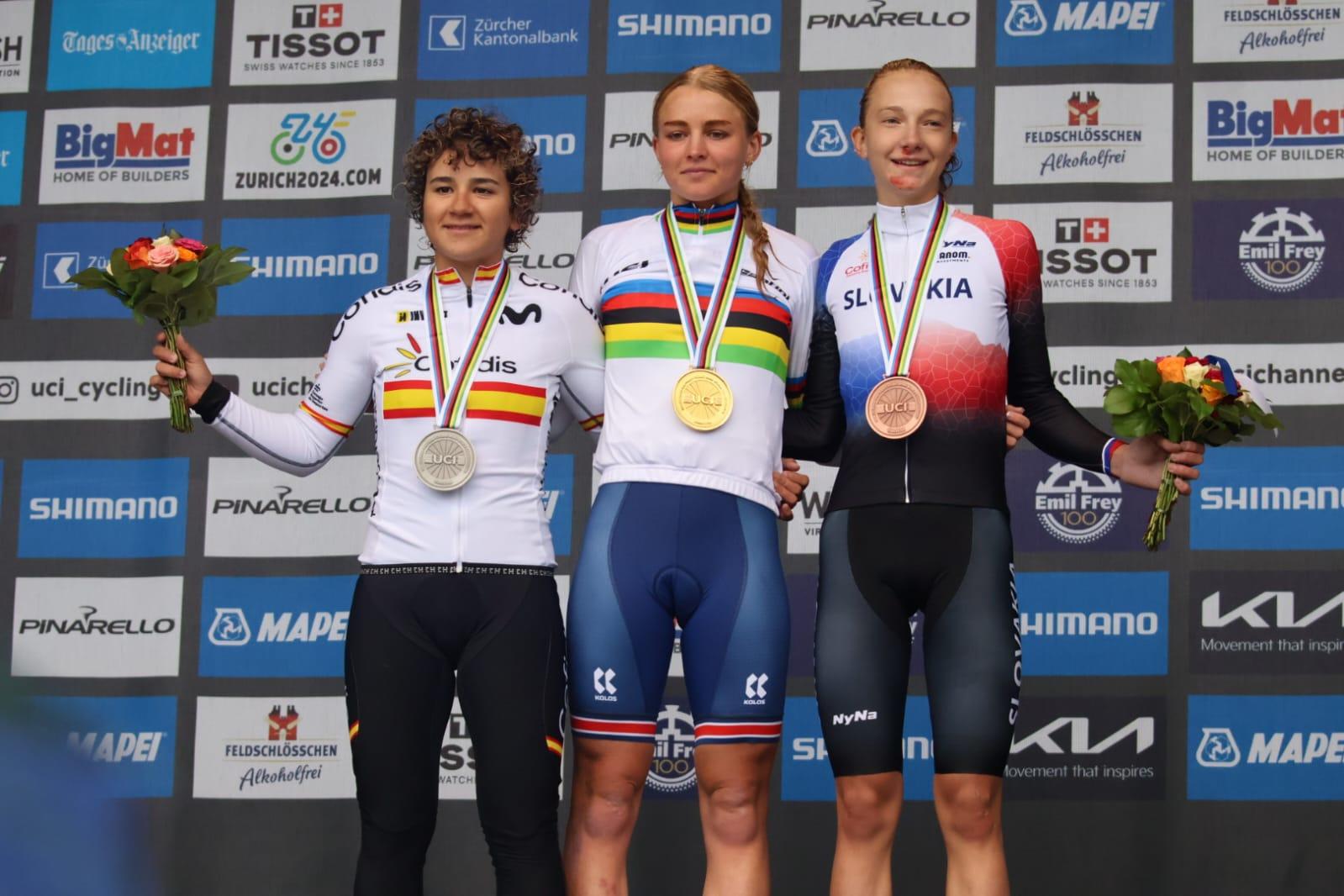 Paula Ostiz, Cat Ferguson y Viktória Chladanová, en el podio de Zúrich.