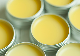 La OCU alerta por compuestos tóxicos en estos dos conocidos bálsamos labiales: Leti Balm Repair Fluido y Neutrogena Protector Labial.