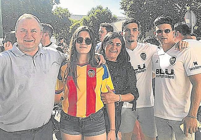 La familia Guillamón, formada por Joaquín, Olga, María José, Hugo y Ximo, en la final de Copa de 2019 antes de su debut en Primera.