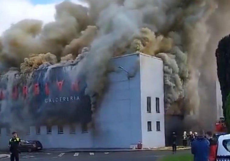 Vista de la humareda provocada por el incendio.