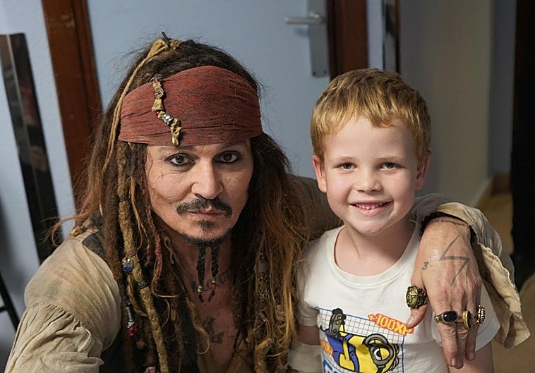 Las imágenes de Johnny Depp como Jack Sparrow por el hospital donostiarra.