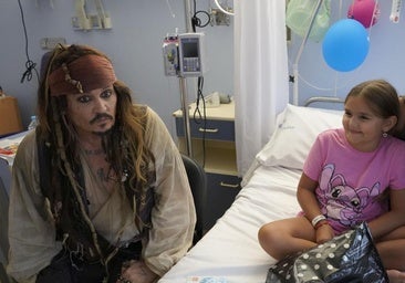 Las bromas de Johnny Depp con los niños del Hospital Donostia: «Tuve que vender el barco»