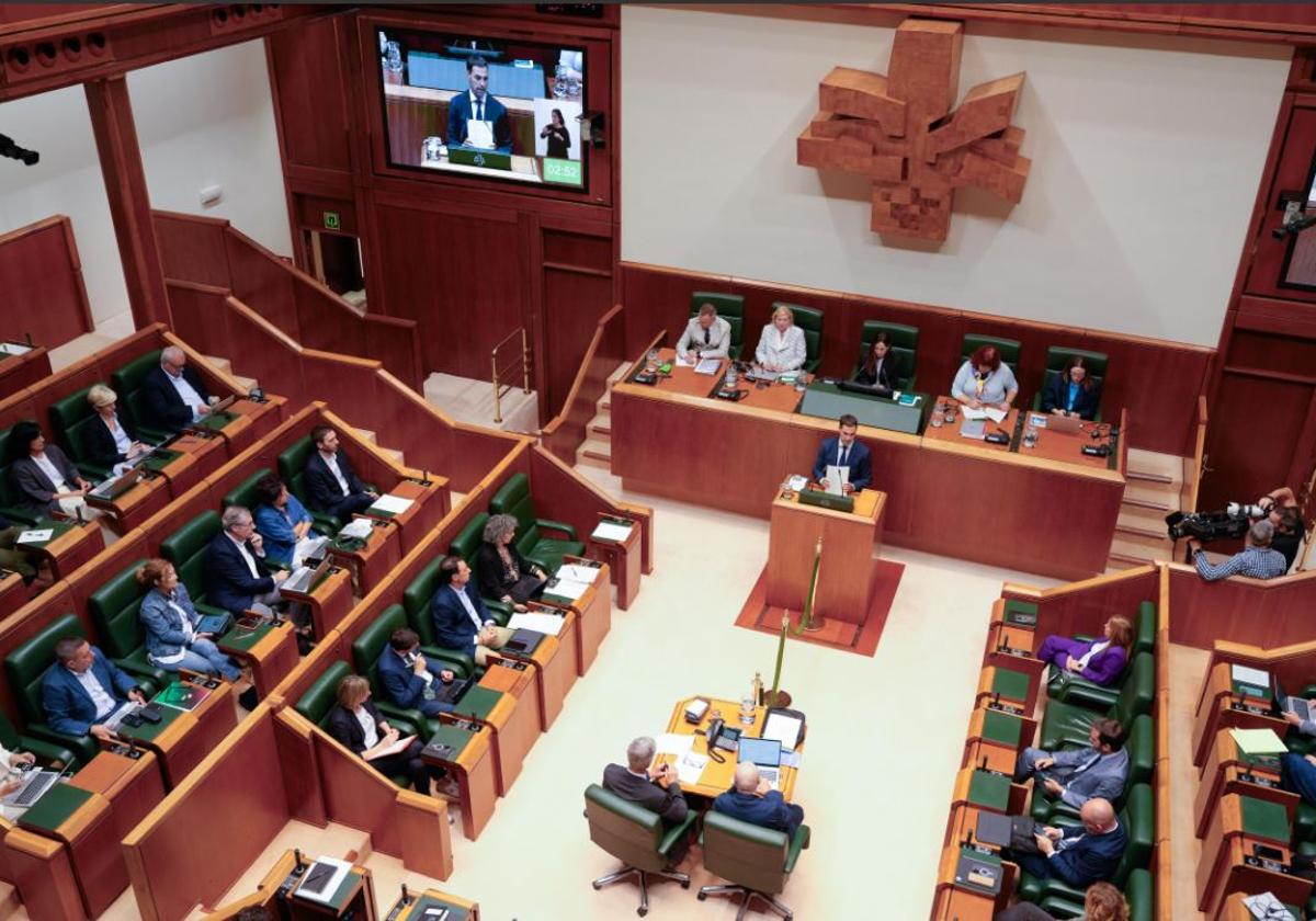 Primer pleno de control al Gobierno de Pradales en el Parlamento Vasco.