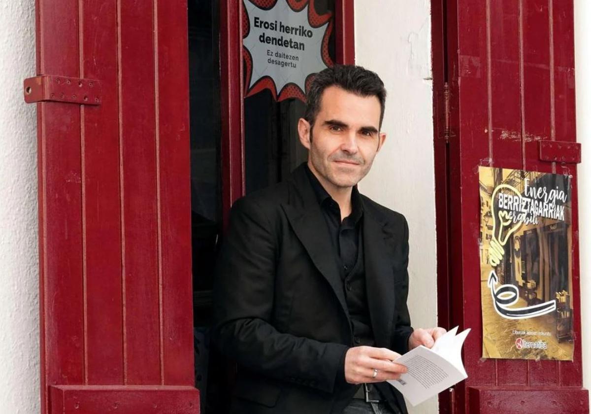 Juan Manuel Uría posa frente a la librería Noski de Errenteria.
