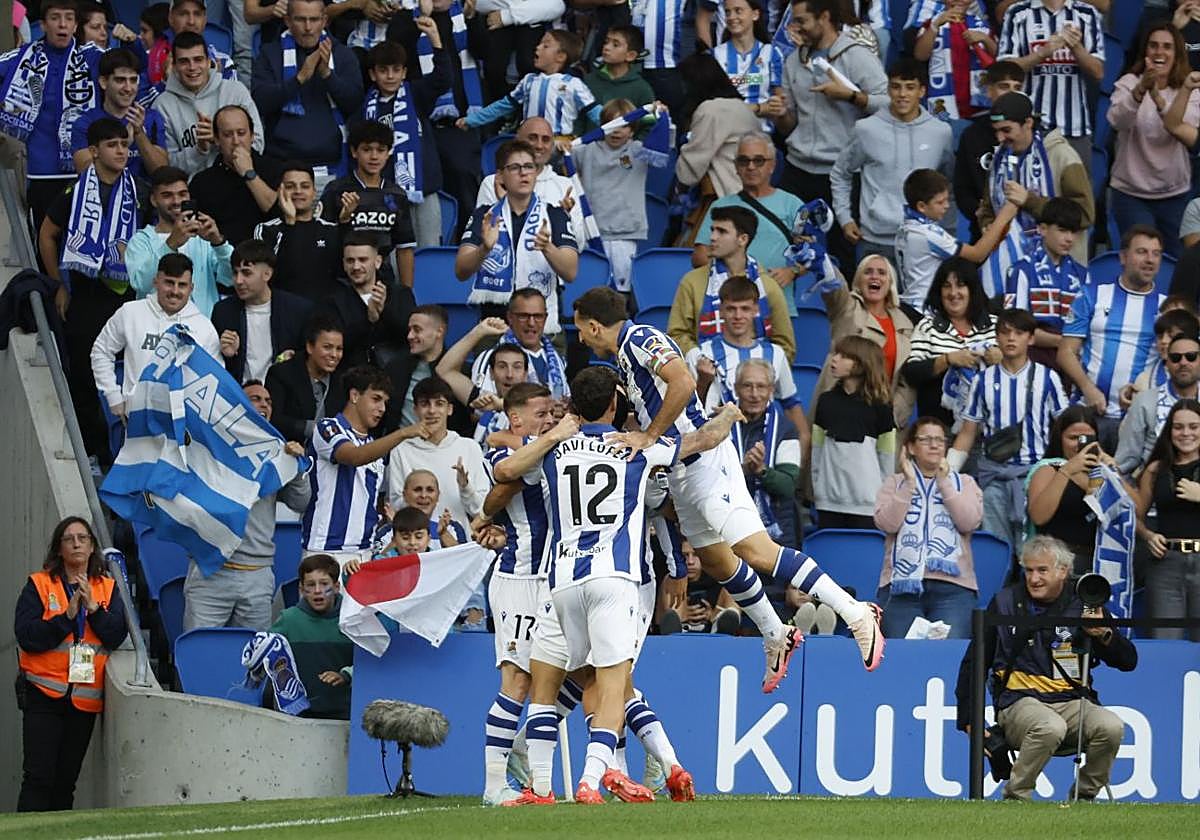 Los jugadores de la Real celebran el primer gol de Kubo.