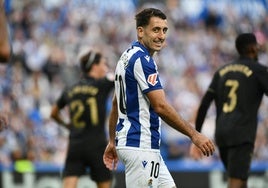 Mikel Oyarzabal sonríe durante el transcurso del encuentro contra el Valencia.