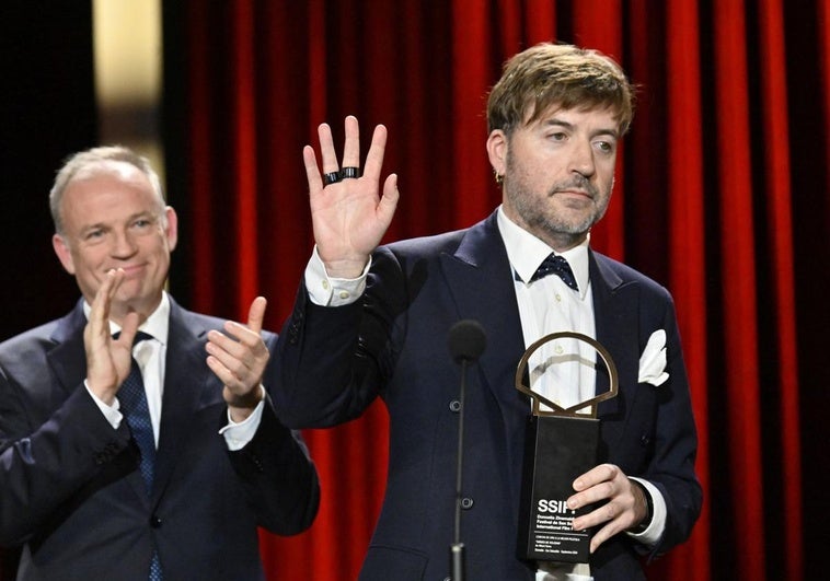 Albert Serra, director de 'Tardes de Soledad', con la Concha de Oro.