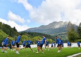 La plantilla del Eibar realiza un rondo en Atxabalpe.