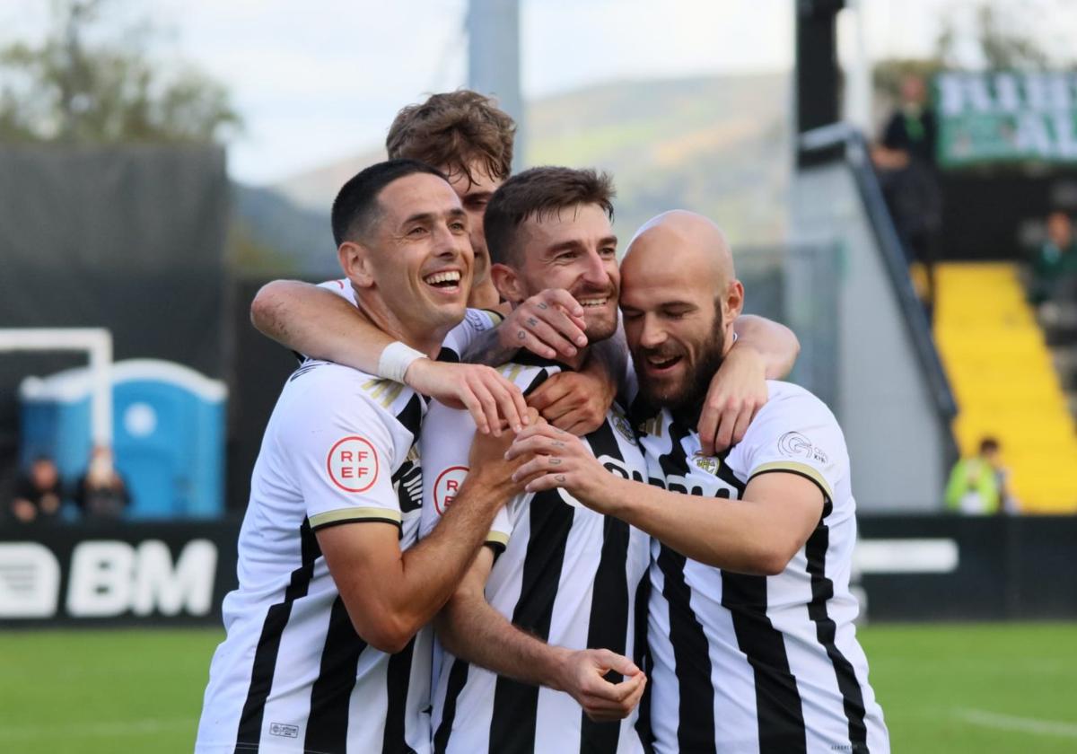 Asier Benito, Rivero y Sergio Benito celebran el gol del capitán.