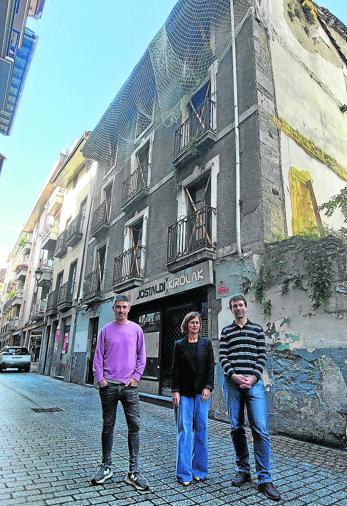 Los números 13 y 15, donde se encontraban la tienda Jostaldi y el bar Amaia, serán demolidos para construir 12 viviendas.